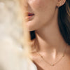 Boucles d’oreilles fixes Siona de Mia porté sur mannequin