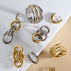 Boucles d’oreilles pendantes Cala de Mia, présentation avec d’autres bijoux de la collection
