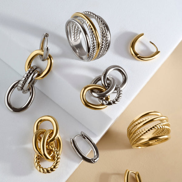 Boucles d’oreilles pendantes Cala de Mia, présentation avec d’autres bijoux de la collection