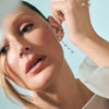 Boucles d’oreilles pendantes Niva de Mia porté sur mannequin