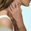 Bracelet Seren de Mia porté sur mannequin