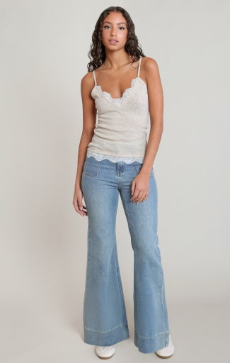 Camisole en dentelle Dex, coloris avoine chiné, vêtement porté en tenue