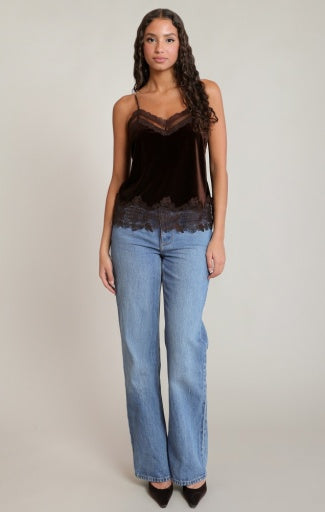 Camisole en velours et dentelle Dex, coloris chocolat, vêtement porté en tenue