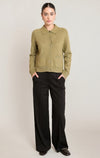 Cardigan à col Dex, coloris olive délavée, vêtement porté en tenue