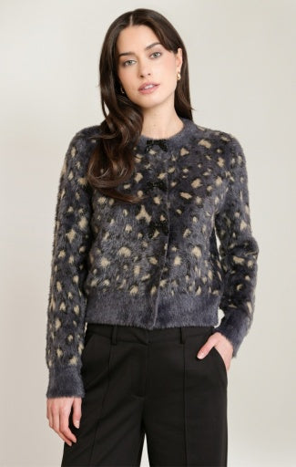 Cardigan à motif doux au toucher Dex, coloris léopard charbon, vêtement porté