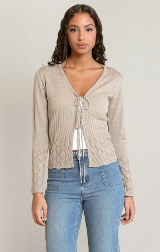 Cardigan à nouer devant Dex, coloris avoine, vêtement porté