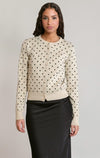 Cardigan à pois Dex, coloris avoine à pois noirs, vêtement porté