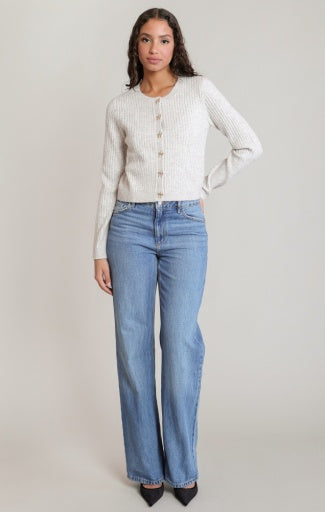 Cardigan court à boutons en forme de nœud Dex, coloris ivoire/avoine, vêtement porté en tenue