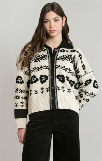 Cardigan jacquard à fleurs Dex, coloris ivoire à fleurs noires, vêtement porté