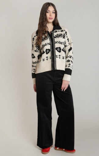 Cardigan jacquard à fleurs Dex, coloris ivoire à fleurs noires, vêtement porté en tenue
