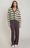 Cardigan rayé Dex, coloris rayures vertes, brunes et crème, vêtement porté en tenue