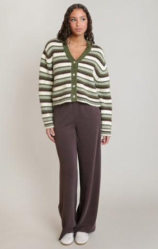 Cardigan rayé Dex, coloris rayures vertes, brunes et crème, vêtement porté en tenue