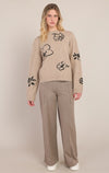Chandail à col rond à motif floral Dex, coloris taupe, vêtement porté en tenue