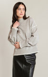 Chandail à col roulé avec surpiqûres Dex, coloris gris chiné clair, vêtement porté