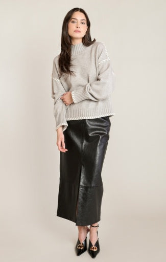Chandail à col roulé avec surpiqûres Dex, coloris gris chiné clair, vêtement porté en tenue