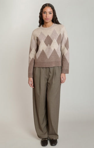 Chandail à motif losanges Dex, coloris avoine/brun, vêtement porté en tenue
