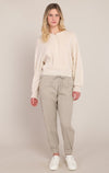Chandail Henley Dex, coloris perle, vêtement porté en tenue