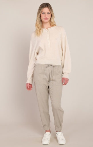 Chandail Henley Dex, coloris perle, vêtement porté en tenue