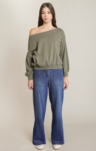 Chandail molletonné à broderie florale Dex, coloris kaki délavé, vêtement porté en tenue