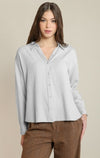 Chemise décontractée boutonnée Dex, coloris rayures taupe et blanches, vêtement porté