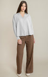 Chemise décontractée boutonnée Dex, coloris rayures taupe et blanches, vêtement porté en tenue