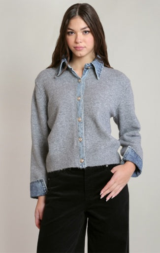 Chemise en tricot à garnitures en denim Dex, coloris gris avec garnitures bleu denim, vêtement porté