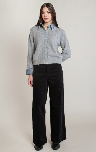 Chemise en tricot à garnitures en denim Dex, coloris gris avec garnitures bleu denim, vêtement porté en tenue