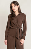 Chemise nouée Dex, coloris brun, vêtement porté