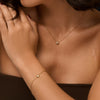 Collier pendentif Adelaide de Mia porté sur mannequin