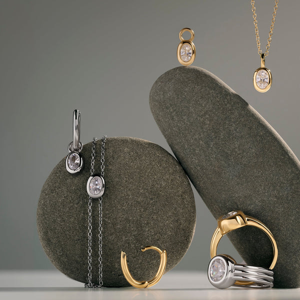 Collier pendentif Clemence de Mia, présentation avec d’autres bijoux de la collection