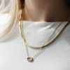Collier pendentif Constance de Mia porté sur mannequin