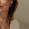 Collier pendentif Iris de Mia porté sur mannequin