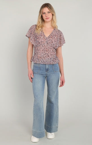 Haut à taille smockée Dex, coloris imprimé rose et brun, vêtement porté en tenue