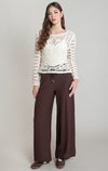 Haut au crochet boutonné Dex, coloris écru, vêtement porté en tenue
