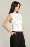 Haut drapé en satin Dex, coloris blanc, vêtement porté en tenue