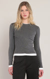 Haut effet superposé Dex, coloris gris charbon avec bordures blanches, vêtement porté en tenue