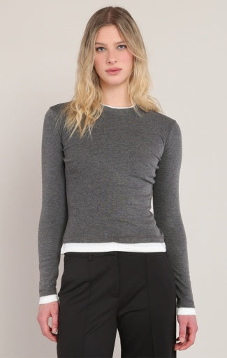 Haut effet superposé Dex, coloris gris charbon avec bordures blanches, vêtement porté en tenue