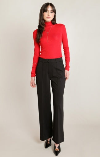 Haut en maille fine à col montant Dex, coloris rouge, vêtement porté en tenue
