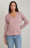 Haut en tricot à col en V Dex, coloris rose poudré, vêtement porté