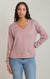 Haut en tricot à col en V Dex, coloris rose poudré, vêtement porté