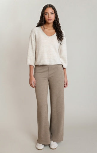 Haut en tricot à col en V Dex, coloris avoine clair, vêtement porté en tenue