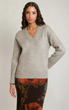 Haut en tricot à col en V Dex, coloris avoine gris chiné, vêtement porté