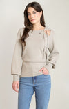 Haut en tricot à col noué Dex, coloris taupe pâle, vêtement porté