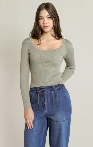 Haut en tricot à encolure festonnée Dex, coloris sauge clair, vêtement porté
