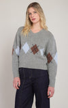 Haut en tricot à motif argyle Dex, coloris gris à losanges, vêtement porté