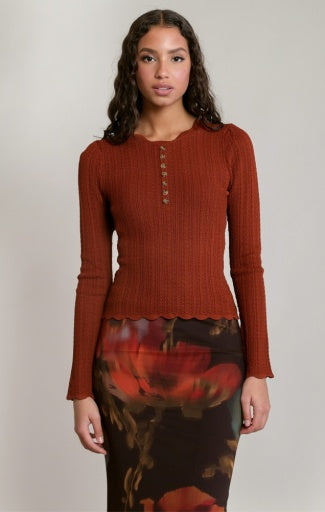 Haut en tricot Henley Dex, coloris terre cuite, vêtement porté
