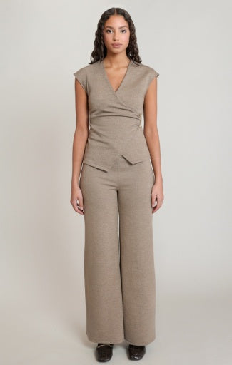 Haut en tricot portefeuille croisé Dex, coloris brun doux, vêtement porté en tenue