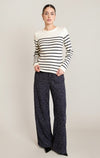Haut en tricot rayé Dex, coloris rayures écrues et marine, vêtement porté en tenue
