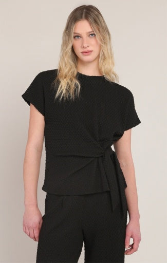 Haut texturé noué Dex, coloris noir, vêtement porté
