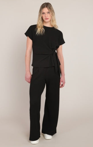 Haut texturé noué Dex, coloris noir, vêtement porté en tenue